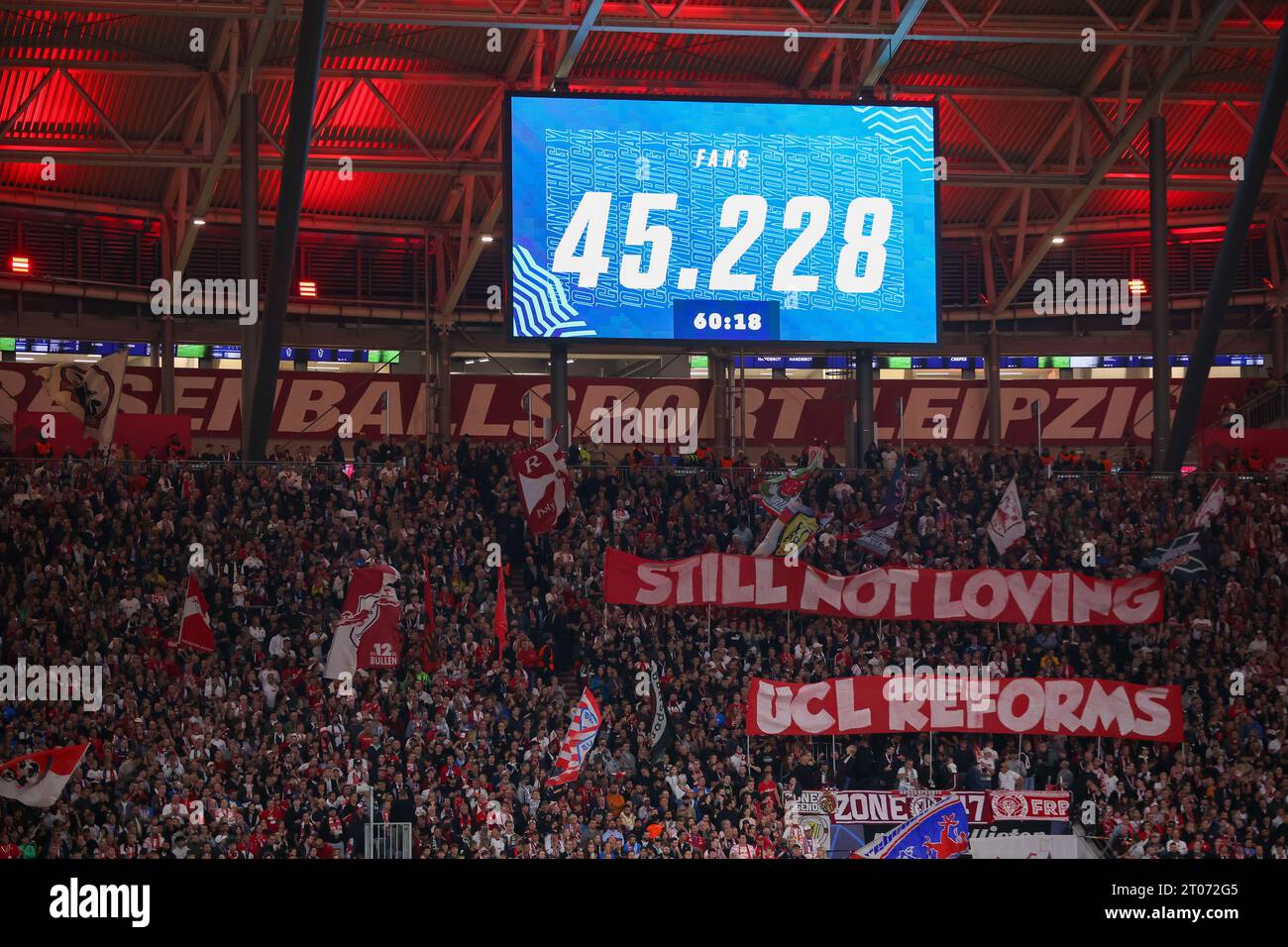 Leipzig, Allemagne. 04 octobre 2023. Football : Ligue des Champions, Journée 2, Groupe G, RB Leipzig - Manchester City à Red Bull Arena. Le tableau de bord montre 45228 spectateurs. Crédit : Jan Woitas/dpa/Alamy Live News Banque D'Images