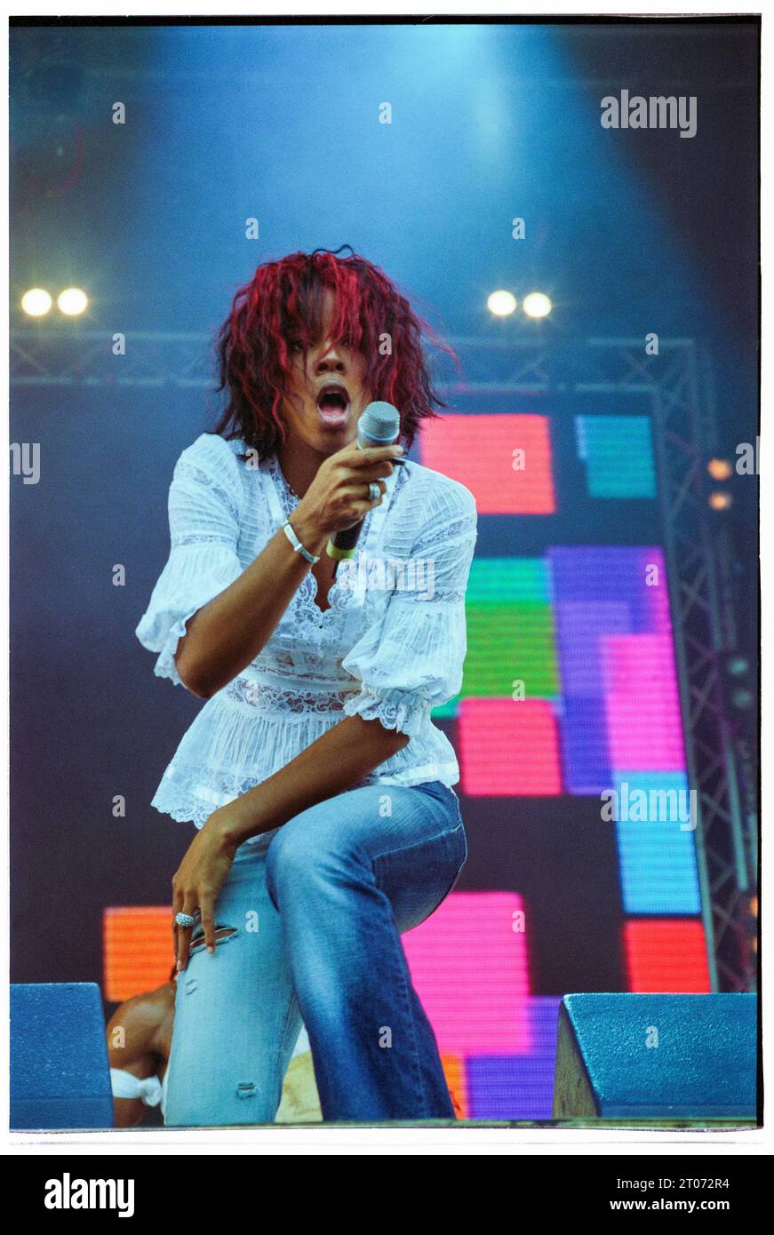 Kelly Rowland de Destiny's Child joue en direct à radio 1 One Big Sunday au Morfa Stadium de Swansea le 16 juin 2002. Photographie : Rob Watkins. BALAYAGE NÉGATIF COMPLET INCLUANT LES BORDURES DE TRAME Banque D'Images