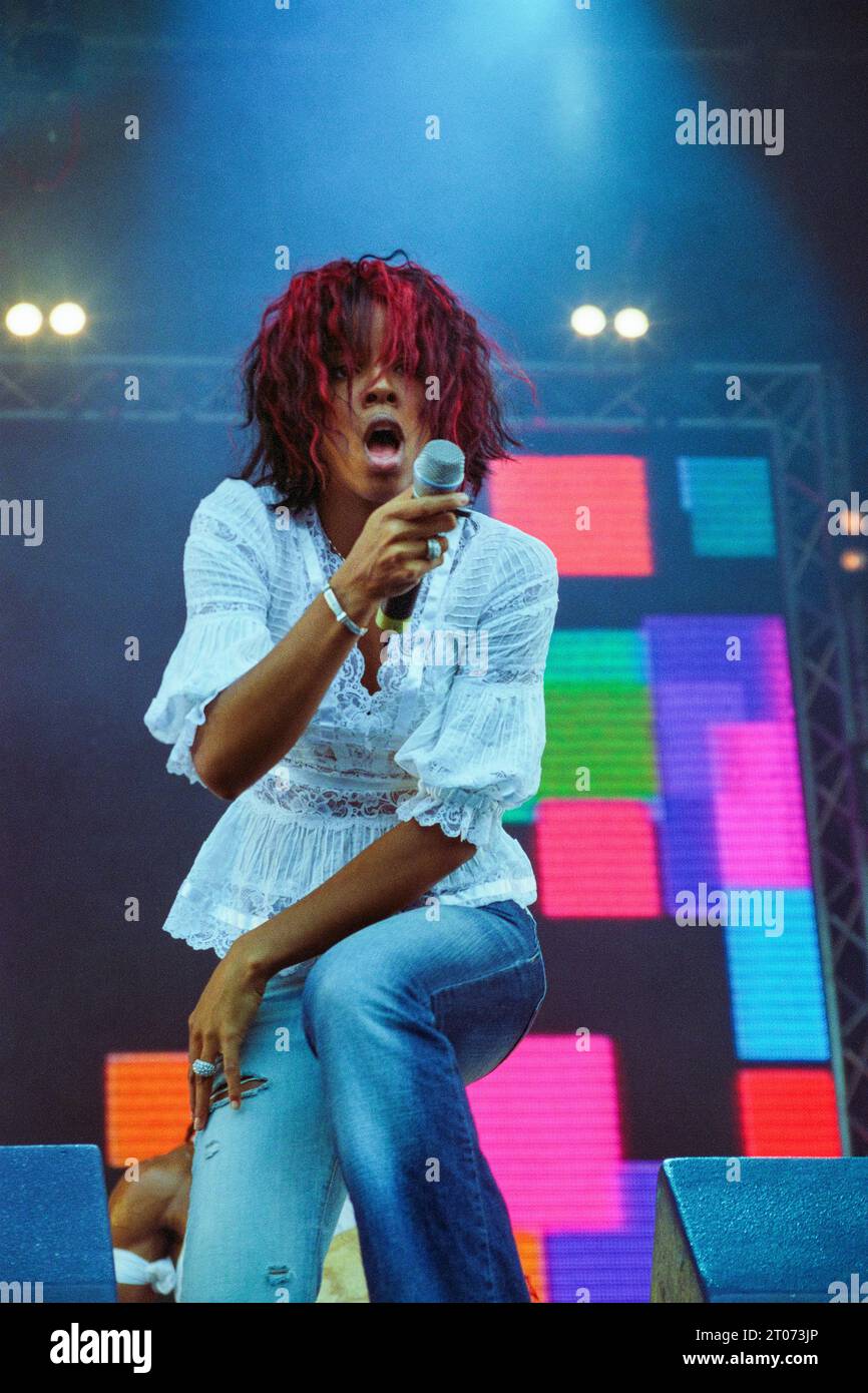 Kelly Rowland de Destiny's Child joue en direct à radio 1 One Big Sunday au Morfa Stadium de Swansea le 16 juin 2002. Photographie : Rob Watkins Banque D'Images