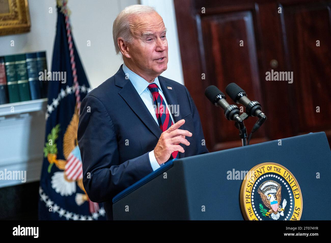 Washington, DC, États-Unis. 04 octobre 2023. Le président AMÉRICAIN Joe Biden prononce un discours sur ses administrations efforts pour annuler la dette étudiante et soutenir les étudiants et les emprunteurs dans la salle Roosevelt de la Maison Blanche à Washington, DC, États-Unis, le 04 octobre 2023. Le président Biden a approuvé un allégement de dette supplémentaire de 9 milliards de dollars pour 125 000 000 autres emprunteurs de prêts étudiants. Crédit : Shawn Thew/Pool via CNP/dpa/Alamy Live News Banque D'Images