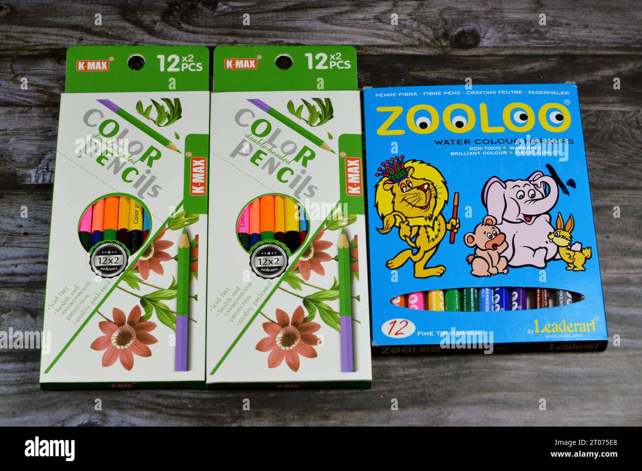 Le Caire, Egypte, septembre 27 2023 : crayons de couleur en bois à double tête K-Max et marqueurs à aquarelle Zooloo, stylos à aquarelle, différentes couleurs, retour à sc Banque D'Images