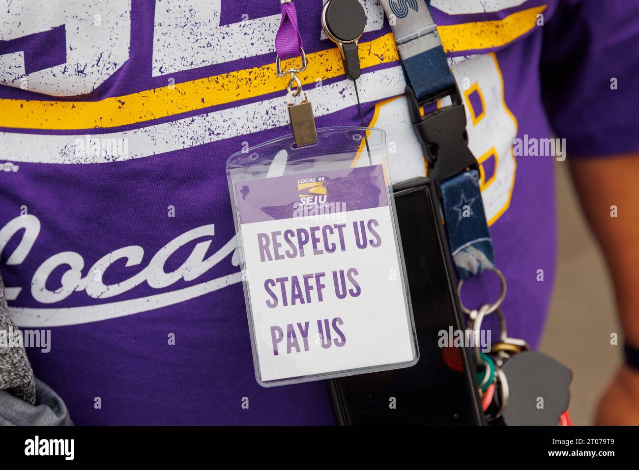 Portland, États-Unis. 04 octobre 2023. David Bradford, un employé d'entretien ménager et membre du SEIU, pose pour une photo; il est en ligne depuis environ 7,30 heures du matin environ quatre mille membres de SEIU (Service Employees International Union) local 49 ont frappé les installations de Kaiser-permanente autour de Portland, Oregon le 4 octobre 2023 dans le cadre d'une série nationale de grèves dans le domaine de la santé. Les griefs locaux seraient centrés sur la dotation en personnel et la charge de travail. (Photo de John Rudoff/Sipa USA) crédit : SIPA USA/Alamy Live News Banque D'Images