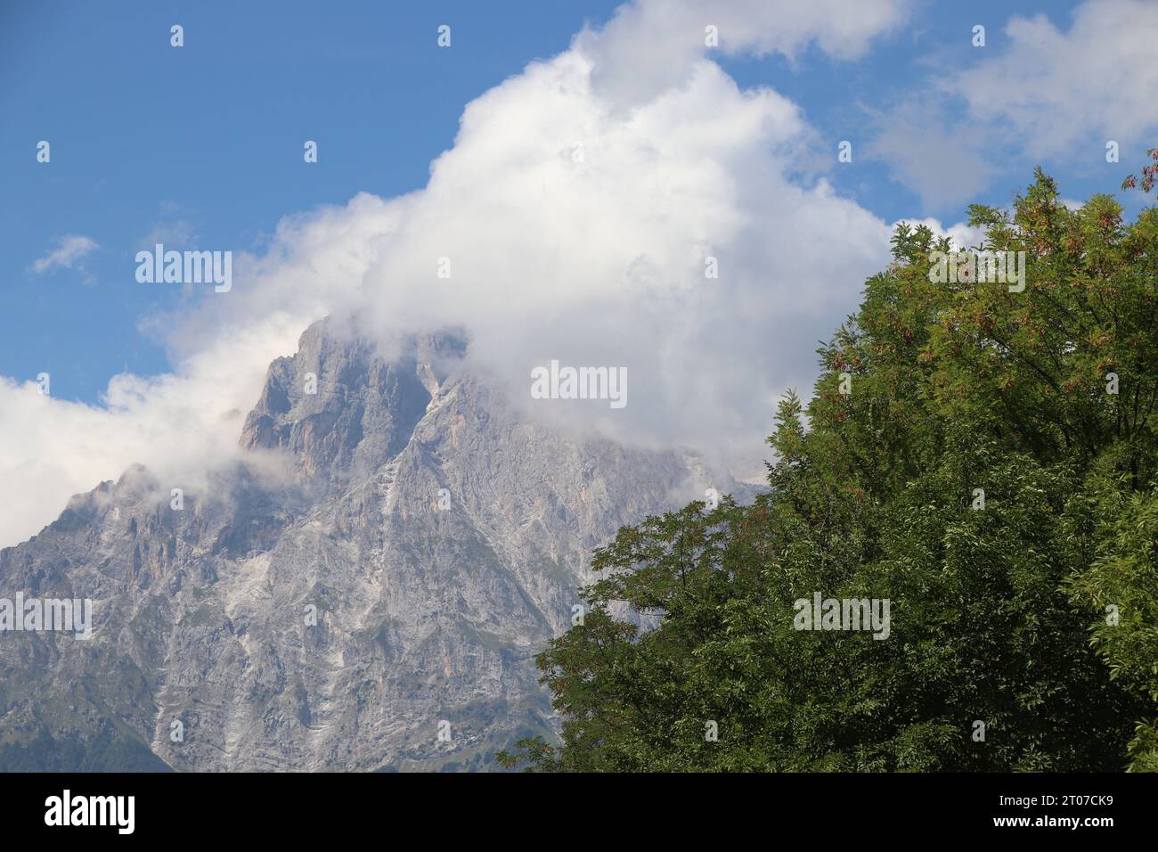 Vue sur la montagne Gran Sasso dans les Abruzzes en Italie Banque D'Images