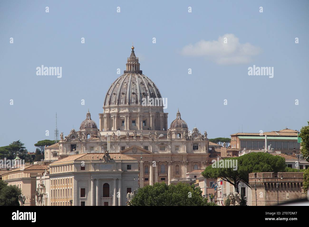 Façade et dôme de la basilique papale de Saint-Pierre au Vatican (basilique de San Pietro), une église de style Renaissance dans la Cité du Vatican, dans le c Banque D'Images