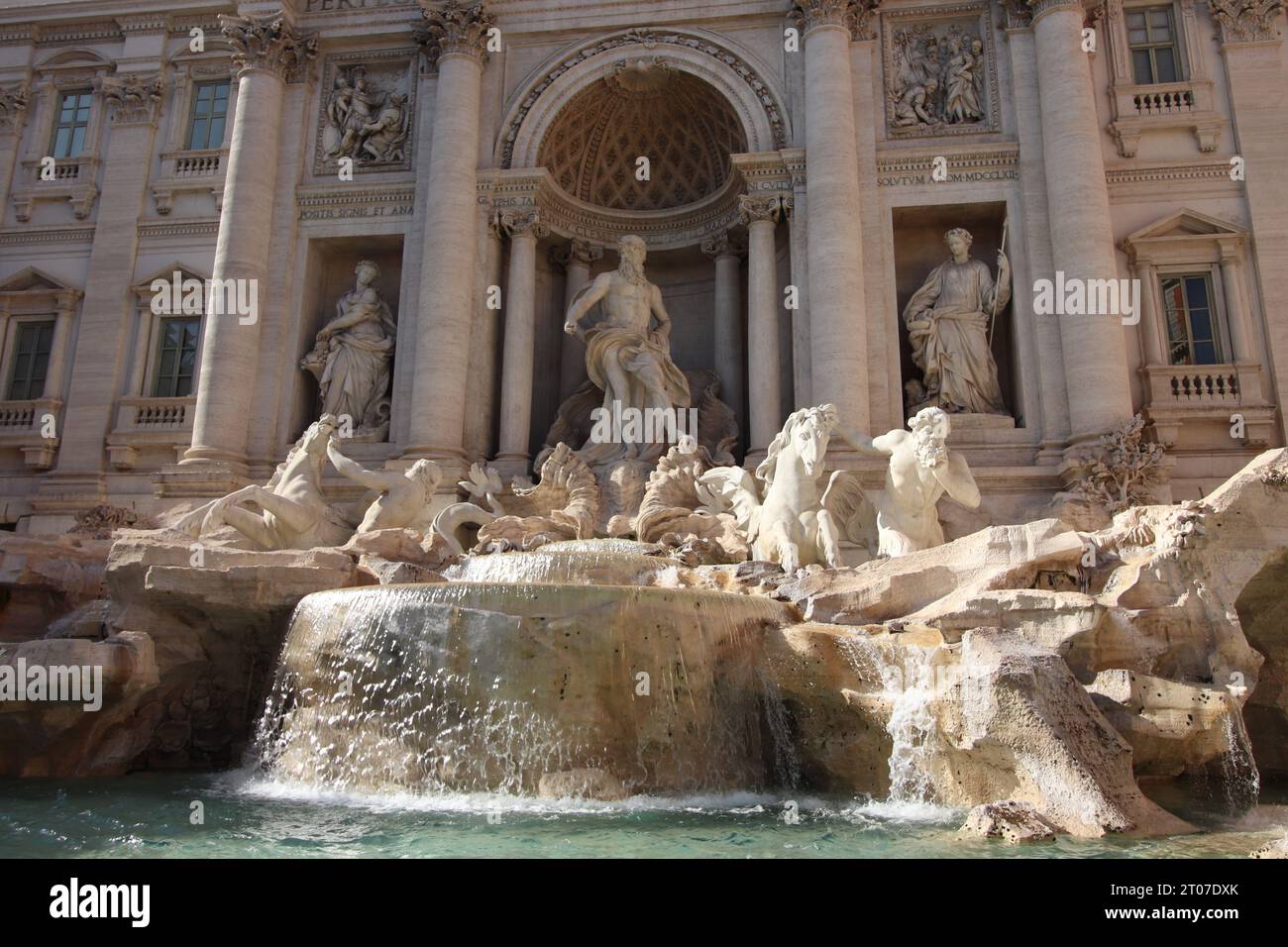 Fontaine de Trevi, Rome, Italie. Image citadine de Rome, Italie avec la célèbre fontaine de Trevi par temps ensoleillé. Banque D'Images