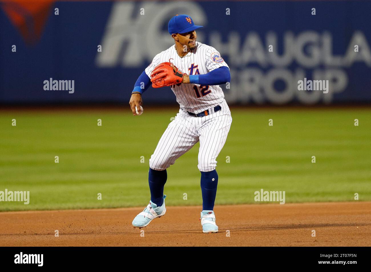 L'arrêt court des mets de New York Francisco Lindor (12) lance en premier pour une sortie en première manche lors d'un match de saison régulière entre les Diamondb de l'Arizona Banque D'Images