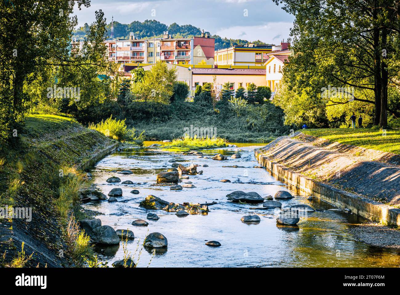 Vue sur la rivière de montagne Ropa, sur les rives de laquelle se trouve l'ancienne ville de Gorlica, Pologne. Banque D'Images