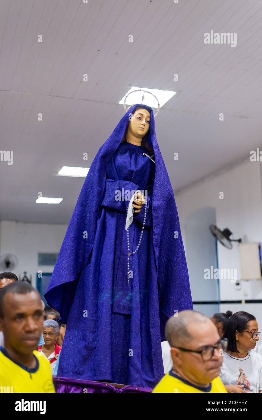 Valenca, Bahia, Brésil - 07 avril 2023 : les fidèles catholiques portent l'image de Marie, mère de Jésus, à l'intérieur de l'église Matriz après la procession de Banque D'Images