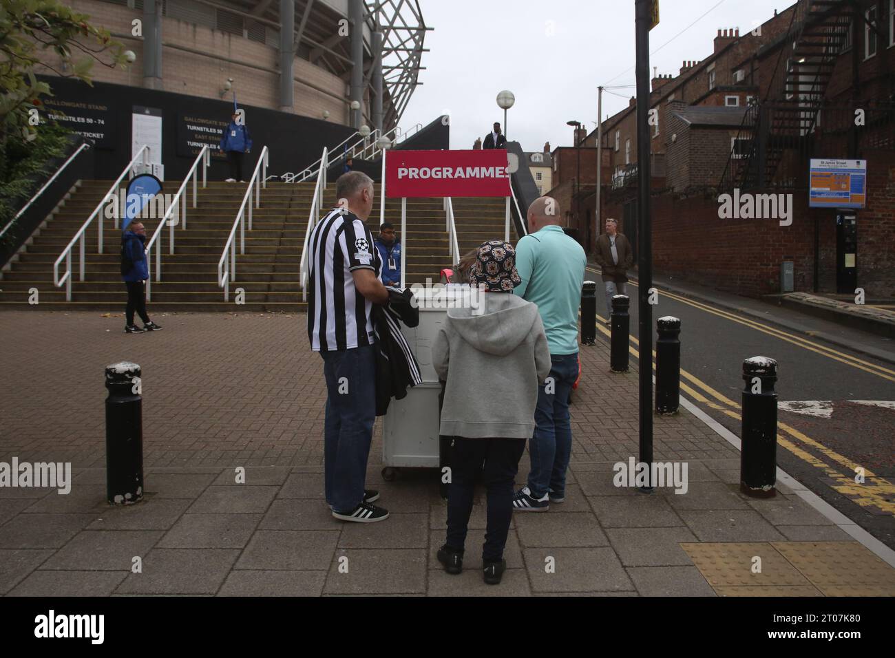 Fans de Newcastle United et du Paris Saint-Germain à St. James' Park. Newcastle United retourne en Ligue des Champions à St. James' Park avec style alors qu'ils ont battu le PSG 4-1. Newcastle upon Tyne, Royaume-Uni, 4 octobre 2023, crédit : DEW/Alamy Live News Banque D'Images