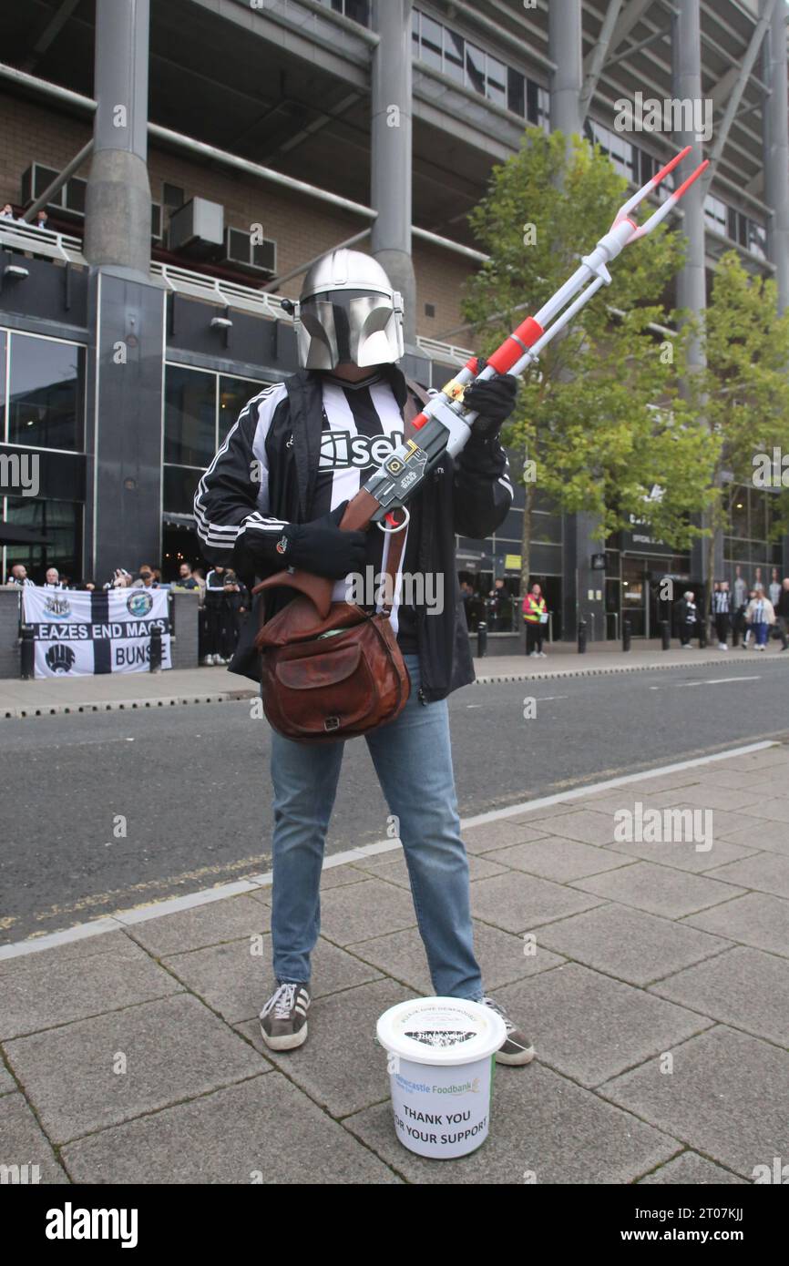 Fans de Newcastle United et du Paris Saint-Germain à St. James' Park. Newcastle United retourne en Ligue des Champions à St. James' Park avec style alors qu'ils ont battu le PSG 4-1. Newcastle upon Tyne, Royaume-Uni, 4 octobre 2023, crédit : DEW/Alamy Live News Banque D'Images