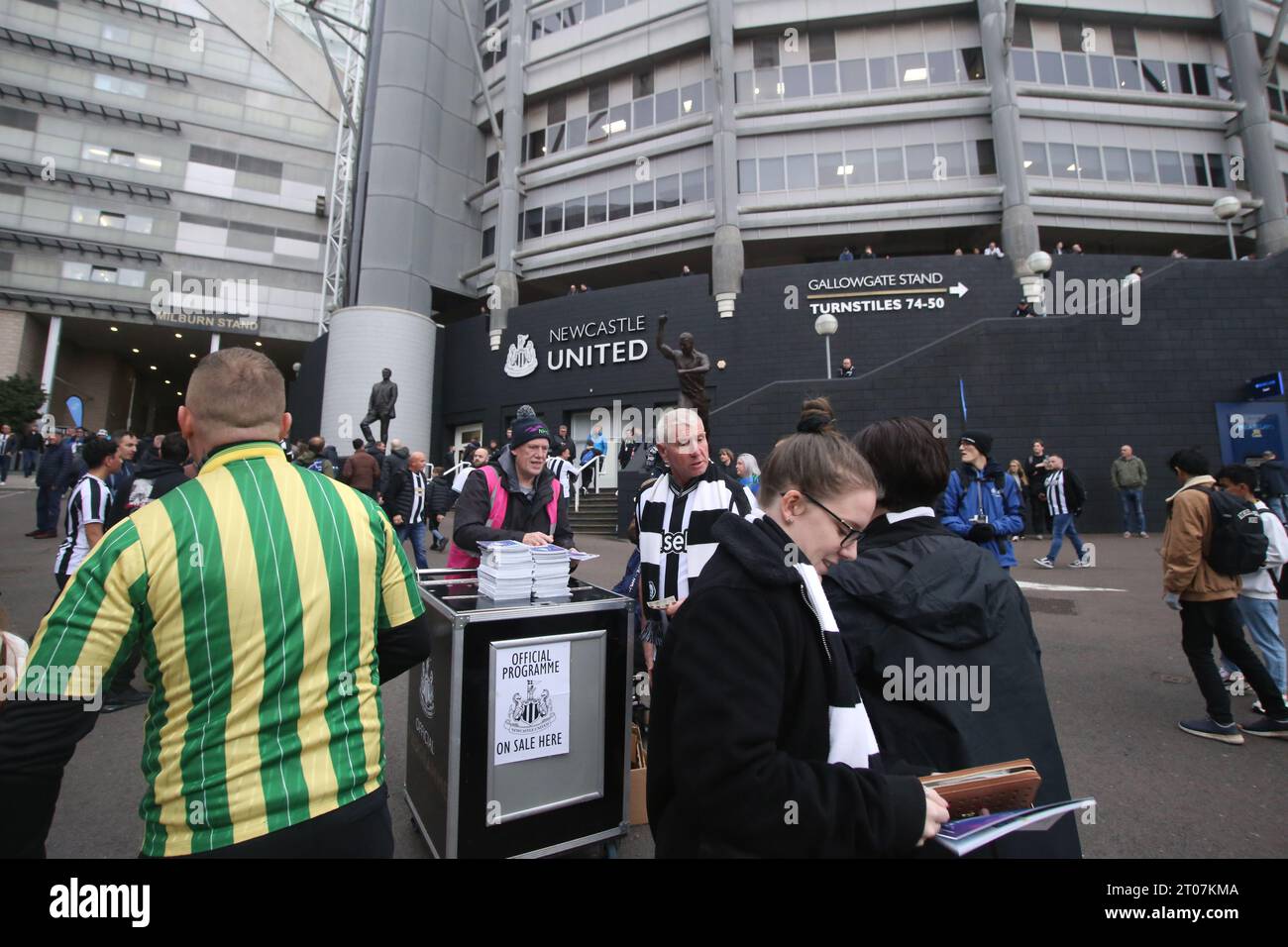 Fans de Newcastle United et du Paris Saint-Germain à St. James' Park. Newcastle United retourne en Ligue des Champions à St. James' Park avec style alors qu'ils ont battu le PSG 4-1. Newcastle upon Tyne, Royaume-Uni, 4 octobre 2023, crédit : DEW/Alamy Live News Banque D'Images