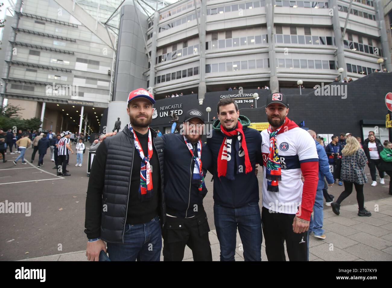 Fans de Newcastle United et du Paris Saint-Germain à St. James' Park. Newcastle United retourne en Ligue des Champions à St. James' Park avec style alors qu'ils ont battu le PSG 4-1. Newcastle upon Tyne, Royaume-Uni, 4 octobre 2023, crédit : DEW/Alamy Live News Banque D'Images