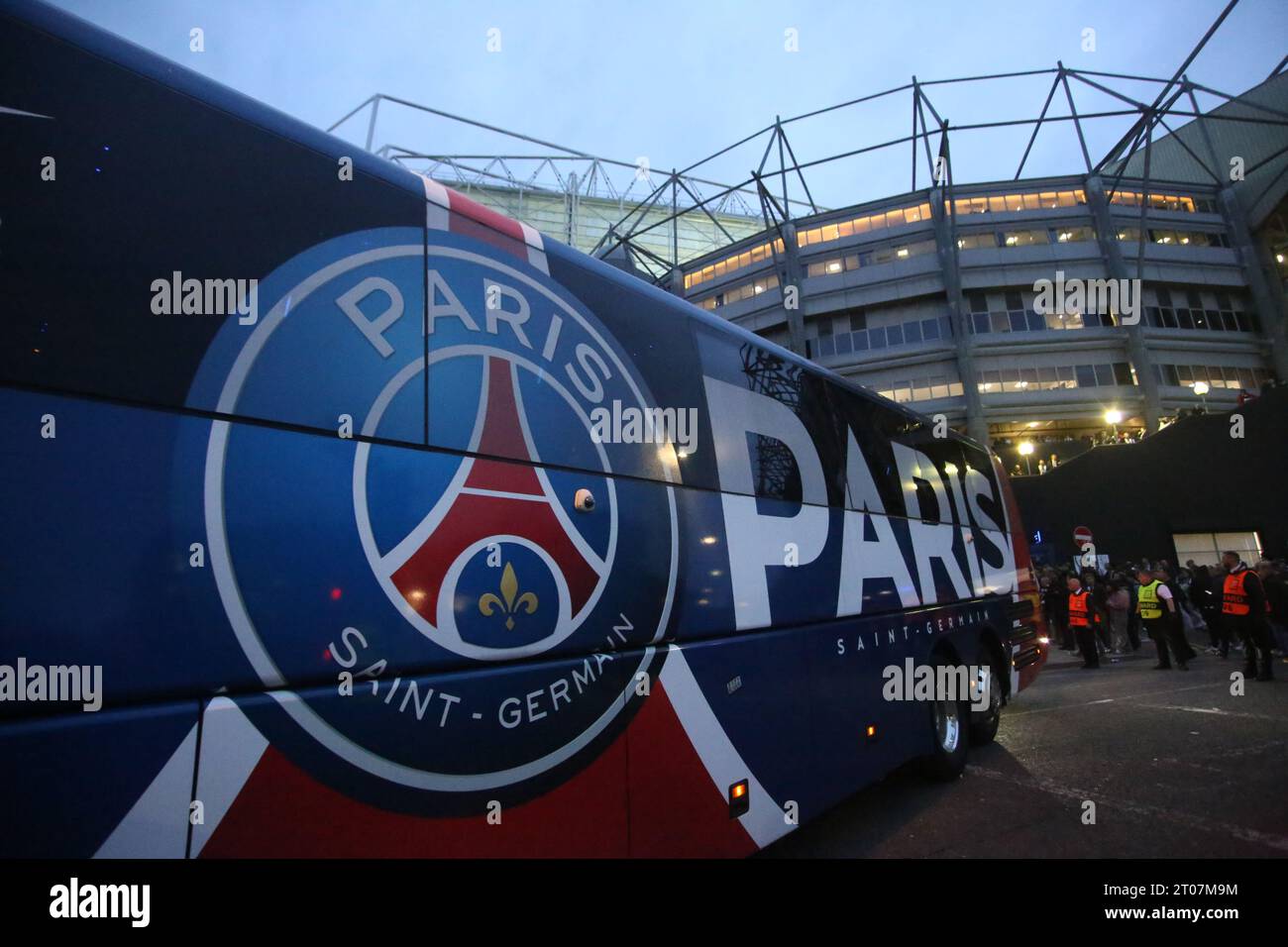 Fans de Newcastle United et du Paris Saint-Germain à St. James' Park. Newcastle United retourne en Ligue des Champions à St. James' Park avec style alors qu'ils ont battu le PSG 4-1. Newcastle upon Tyne, Royaume-Uni, 4 octobre 2023, crédit : DEW/Alamy Live News Banque D'Images