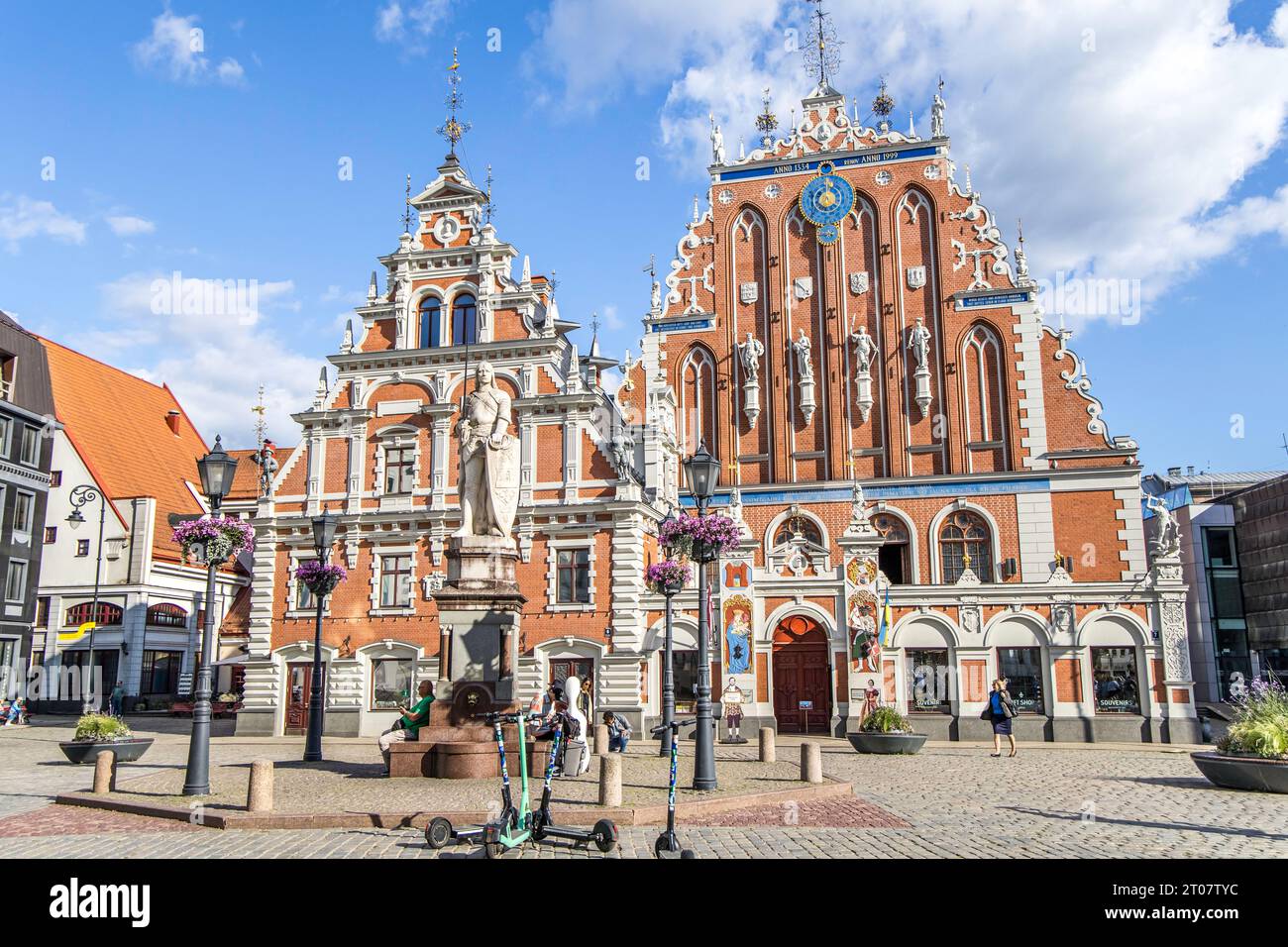 Riga, Lettonie- 7 juillet 2023 : place de la mairie, maison des têtes noires, sculpture de Saint Roland et église Saint Peters dans la vieille ville de Riga Banque D'Images