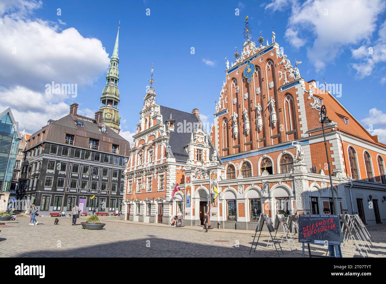 Riga, Lettonie- 7 juillet 2023 : place de la mairie, maison des têtes noires, sculpture de Saint Roland et église Saint Peters dans la vieille ville de Riga Banque D'Images