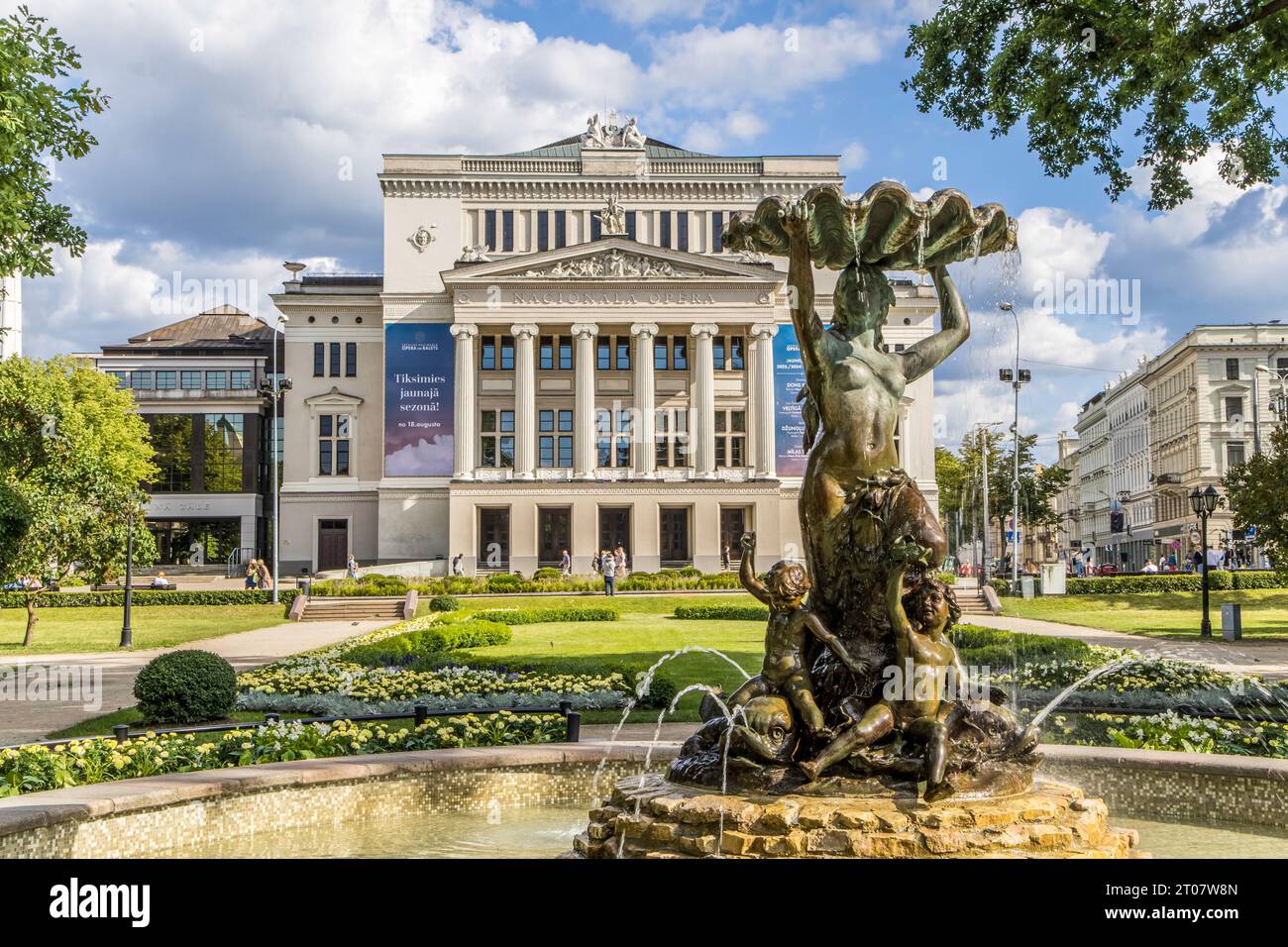 Riga, Lettonie- 7 juillet 2023 : Fontaine Nymphe à l'Opéra national letton Banque D'Images