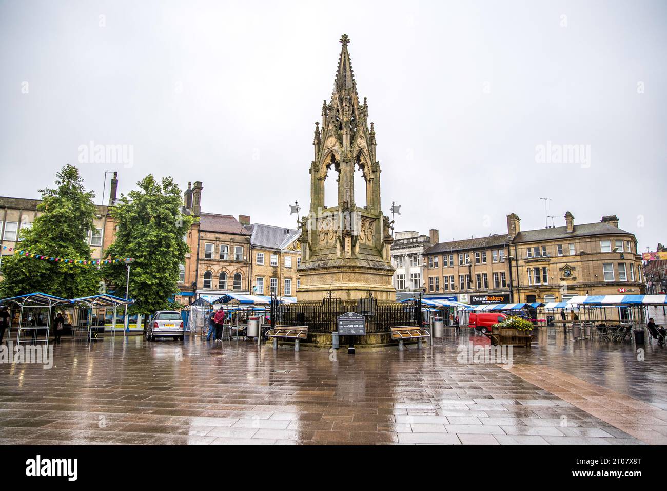 Mansfield , Royaume-Uni - 8 août 2023 : vue de la place du marché avec le Mémorial de Bentinck Banque D'Images