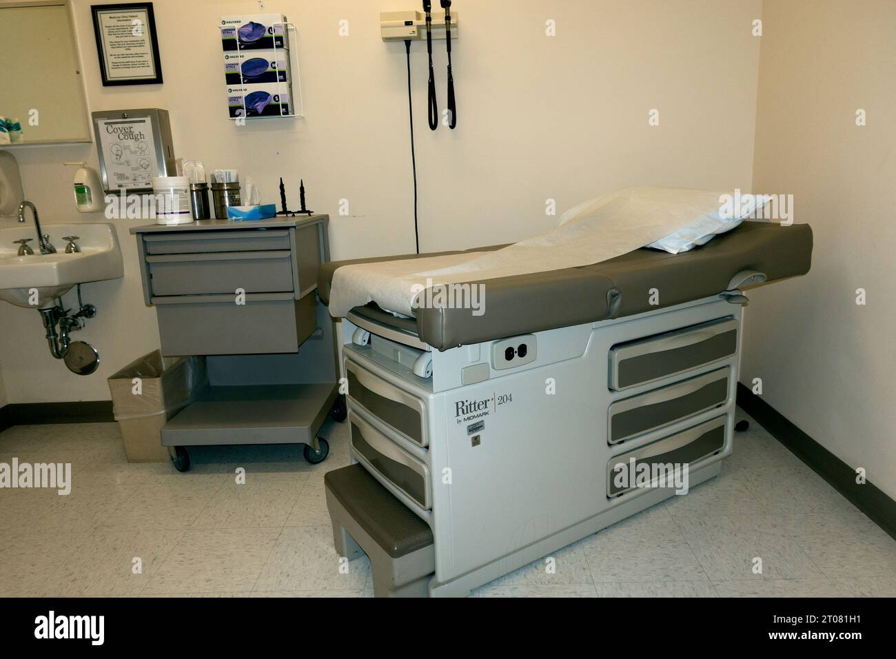 Salle d'examen de clinique médicale avec plate-forme réglable. Minneapolis Minnesota MN États-Unis Banque D'Images