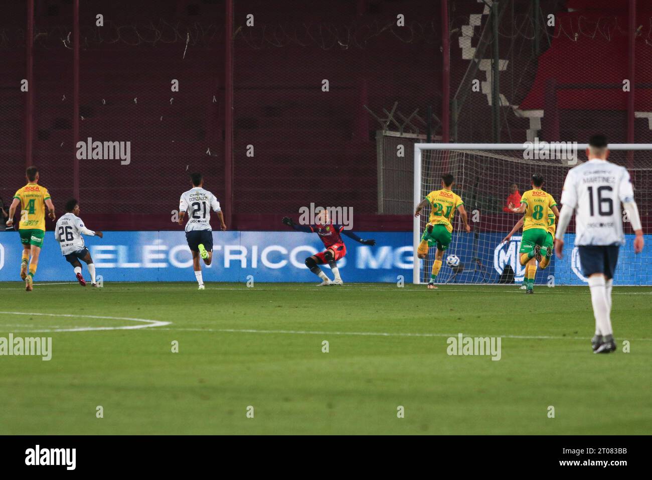 Buenos Aires, Argentine. 5 octobre 2023. Jhojan Julio de la Liga Deportiva Universitaria (EQU) tire lors d'une deuxième étape du match de demi-finale de la coupe Conmebol Sudamericana au stade Ciudad de Lanús ( crédit : Néstor J. Beremblum/Alamy Live News Banque D'Images