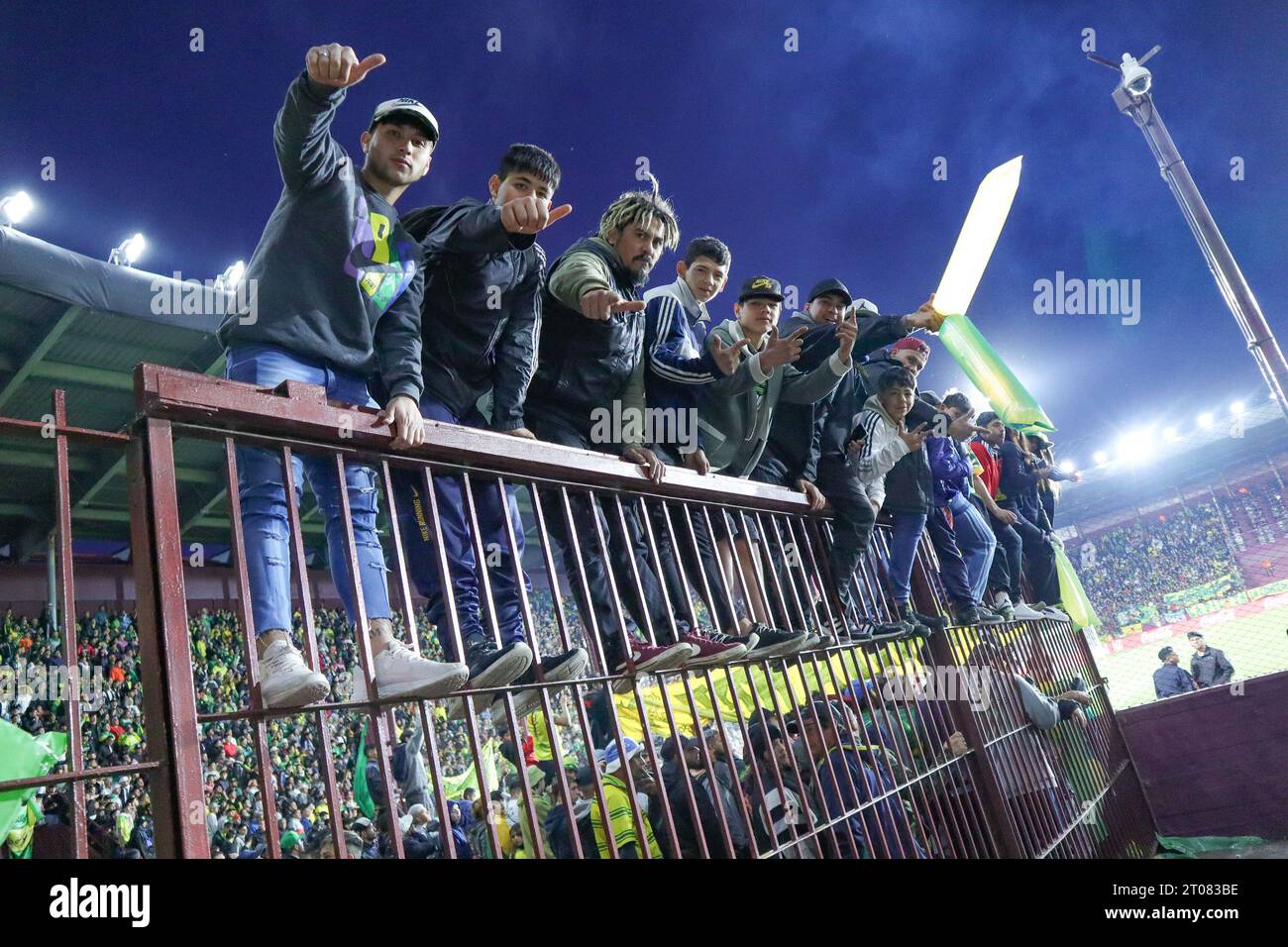 Buenos Aires, Argentine. 5 octobre 2023. Supporters de Defensa y Justicia lors d'une deuxième étape de demi-finale de la coupe Conmebol Sudamericana au stade Ciudad de Lanús ( crédit : Néstor J. Beremblum/Alamy Live News Banque D'Images