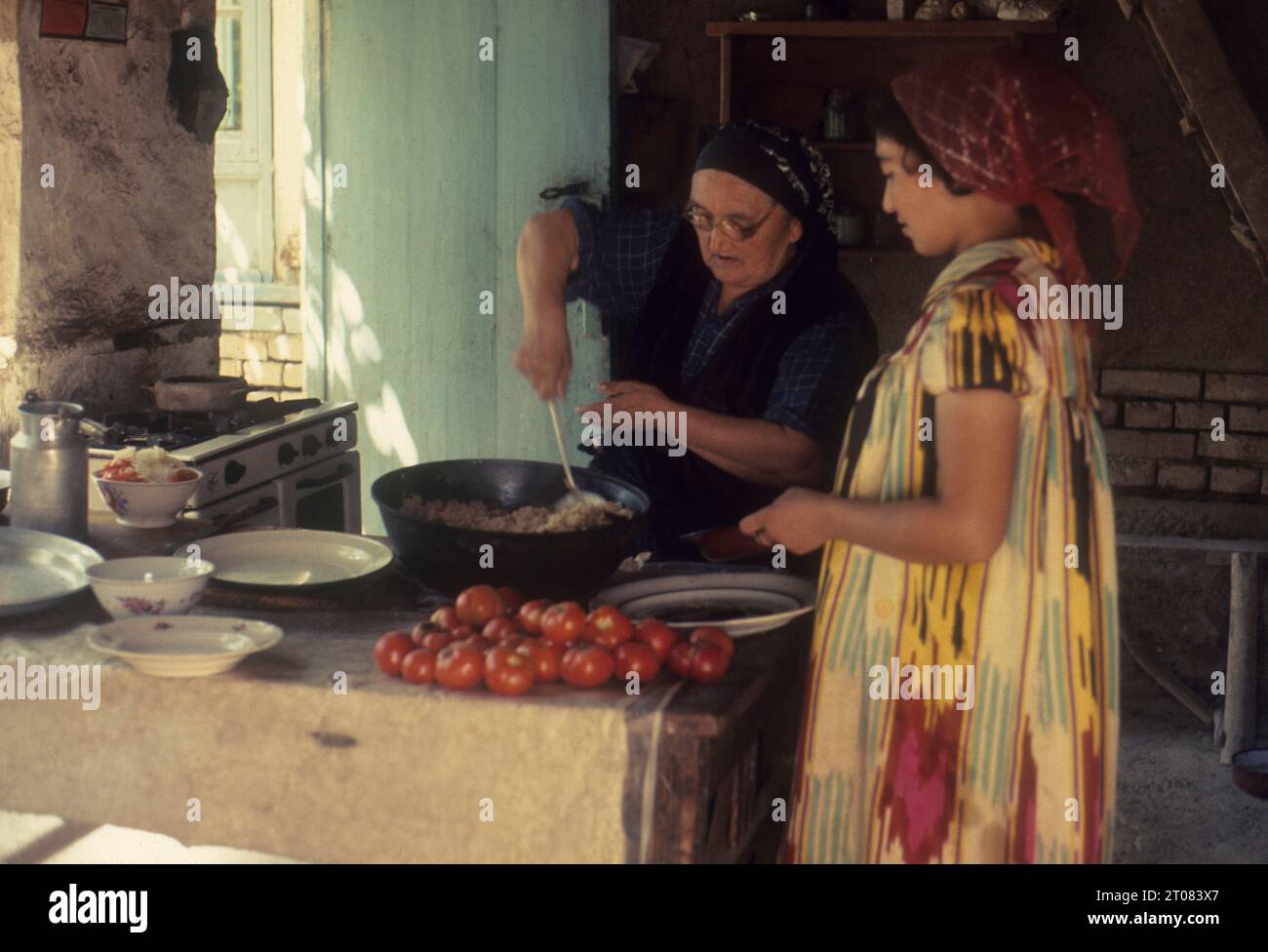 URSS (Union des Républiques socialistes soviétiques). Ouzbékistan. Tachkent. Femmes ouzbèkes cuisinant. Banque D'Images