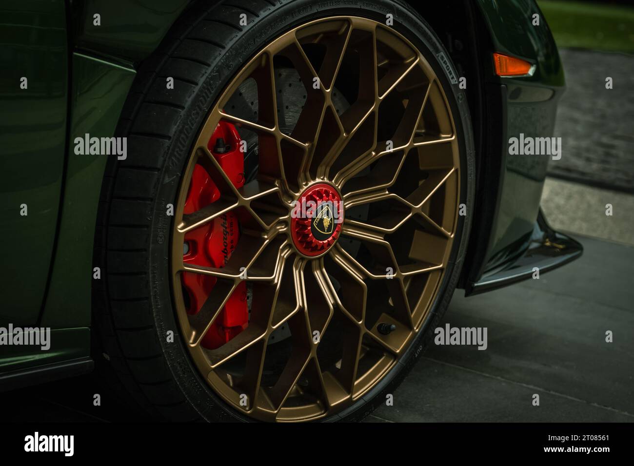 Gros plan sur une roue de voiture sport de luxe. Disque de frein de roue. Jantes en alliage brillant doré sur Lamborghini. Gros plan sur les jantes d'une voiture de sport. Vancouver, Canada- Banque D'Images