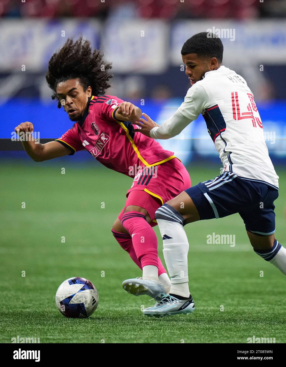 St. Louis City's Aziel Jackson, left, and Vancouver Whitecaps' Pedro Vite vie for the ball during the second half of an MLS soccer match Wednesday, Oct. 4, 2023, in Vancouver, British Columbia. (Darryl Dyck/The Canadian Press via AP) Banque D'Images