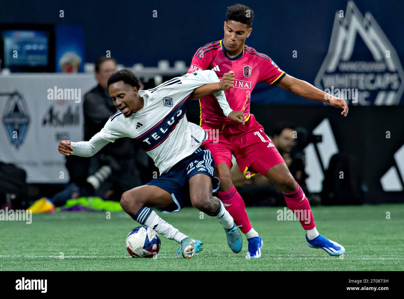 Vancouver. 4 octobre 2023. Ali Ahmed (L) des Whitecaps de Vancouver défie Nicholas Gioacchini de Saint Louis City FC lors de leur match de football de la Major League Soccer (MLS) 2023 à Vancouver, Canada, le 4 octobre 2023. Crédit : Andrew Soong/Xinhua/Alamy Live News Banque D'Images