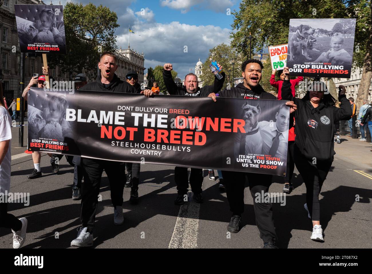 Manifestation contre l'interdiction des chiens XL Bully au Royaume-Uni d'ici fin 2023. Le XL est une variante de la race American Bully. Blâmer le message du propriétaire Banque D'Images