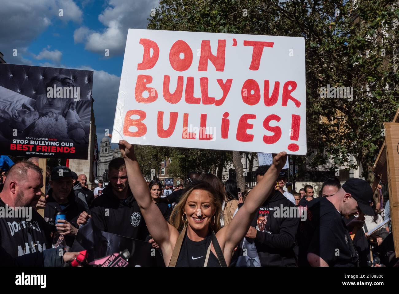 Manifestation contre l'interdiction des chiens XL Bully au Royaume-Uni d'ici fin 2023. Le XL est une variante de la race American Bully. N'intimidez pas notre pancarte d'intimidateurs Banque D'Images