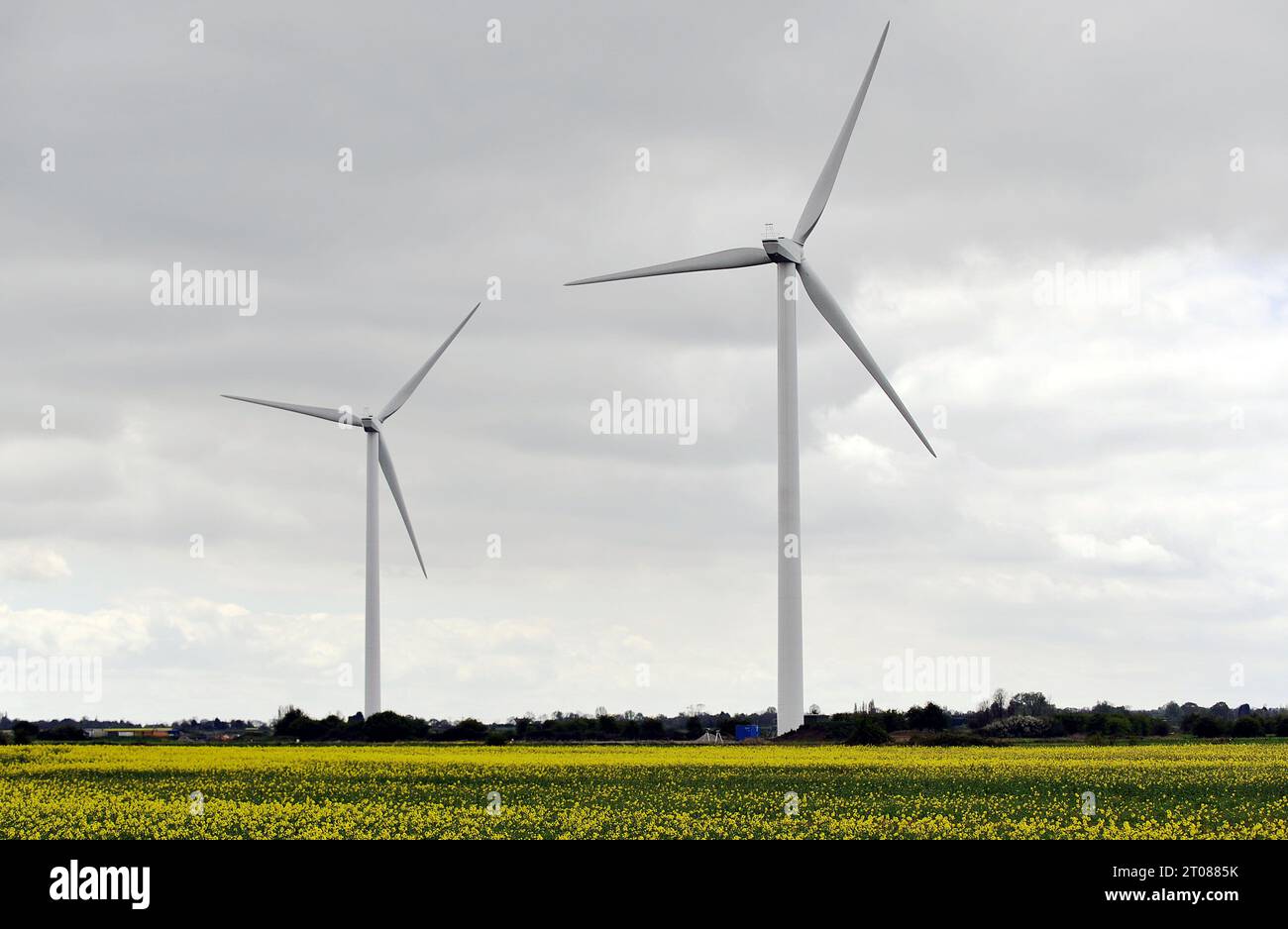 Photo de dossier datée du 08/05/2013 des deux premières turbines, sur une dizaine éventuelle, au parc éolien de RWE npower Renewables 20.5MW Bradwell, sur la péninsule de Dengie dans l’Essex. Le Royaume-Uni est "en marche arrière" dans la course mondiale pour la croissance verte, a averti un groupe de réflexion. L'absence d'une stratégie industrielle verte signifie que la Grande-Bretagne est à la traîne par rapport à ses concurrents internationaux dans l'exploitation des opportunités économiques de la transition nette zéro, a déclaré l'Institut de recherche sur les politiques publiques (IPPR). L'investissement public britannique dans l'économie nette zéro est également «insuffisant», selon l'analyse IPPR qui a constaté que les engagements à inve Banque D'Images