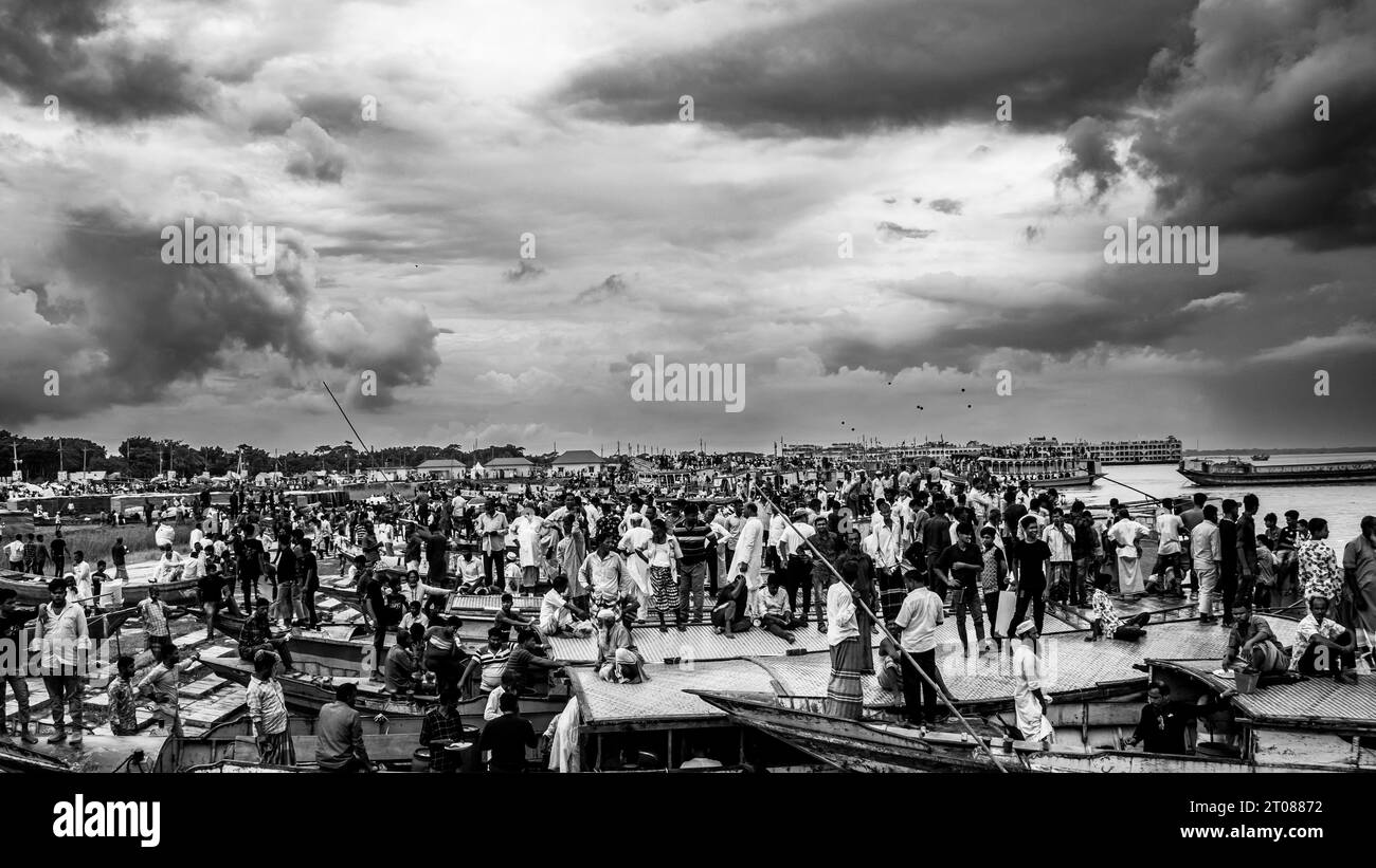 Gare maritime traditionnelle, mode de vie des gens et ciel nuageux photographiés le 25 juin 2022, depuis la gare maritime de Mawa, au Bangladesh Banque D'Images