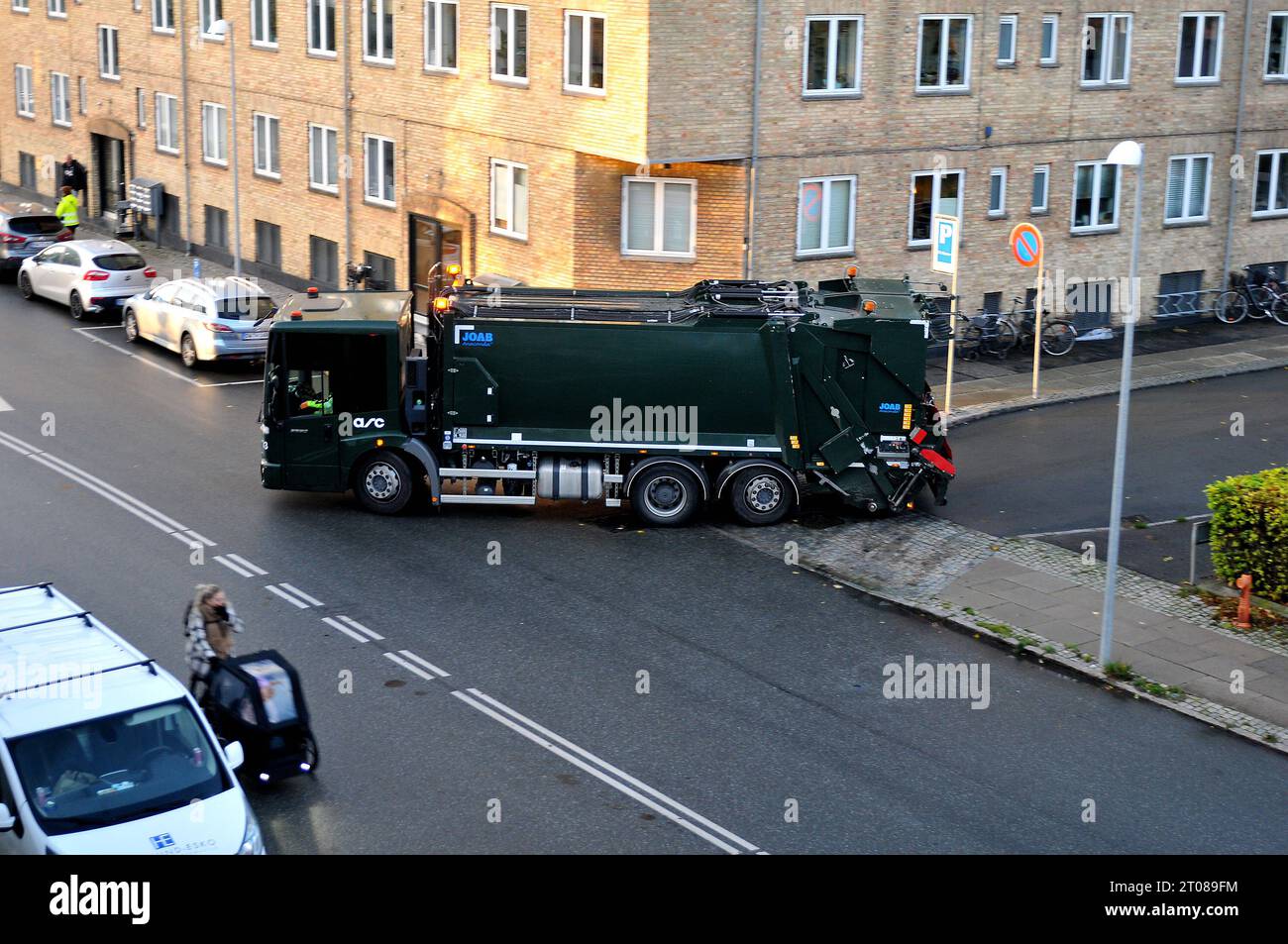 05 octobre. 2023/.camion collecteur de déchets à Kastrup sur le mouvement pour collecter les ordures de la zone résidentielle à Kastryup Copenhague Danemark. Photo.Francis Joseph Dean/Dean Pictures crédit : Imago/Alamy Live News Banque D'Images