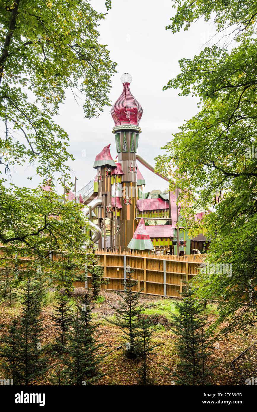 Lilidorei, adjacent aux jardins d'Alnwick, est une structure de jeu massive avec de nombreux toboggans et zones d'escalade. Banque D'Images