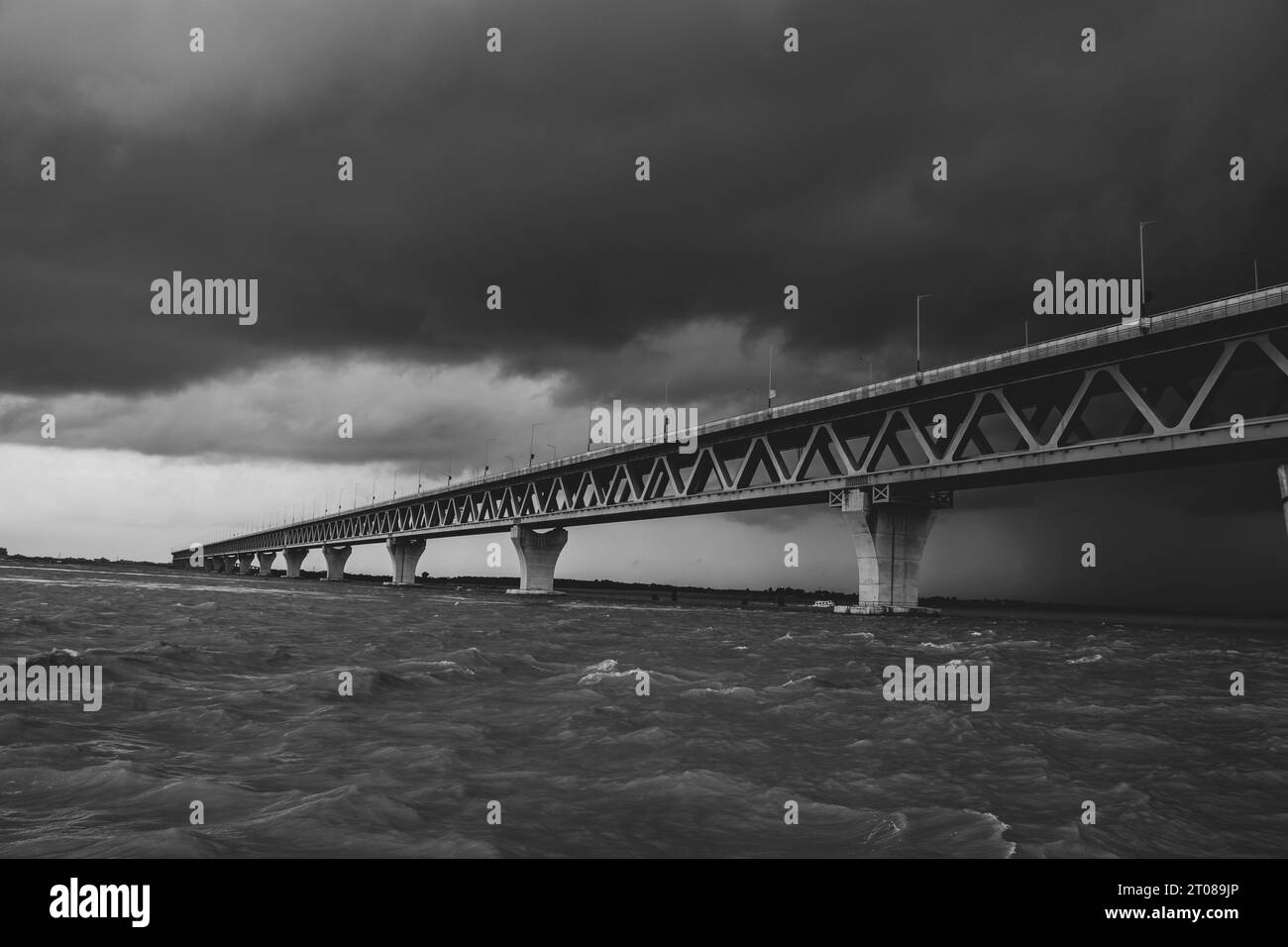 Photographie la plus étendue du pont Padma sous le ciel nuageux sombre, prise le 25 juin 2022, depuis la gare maritime de Mawa, au Bangladesh Banque D'Images