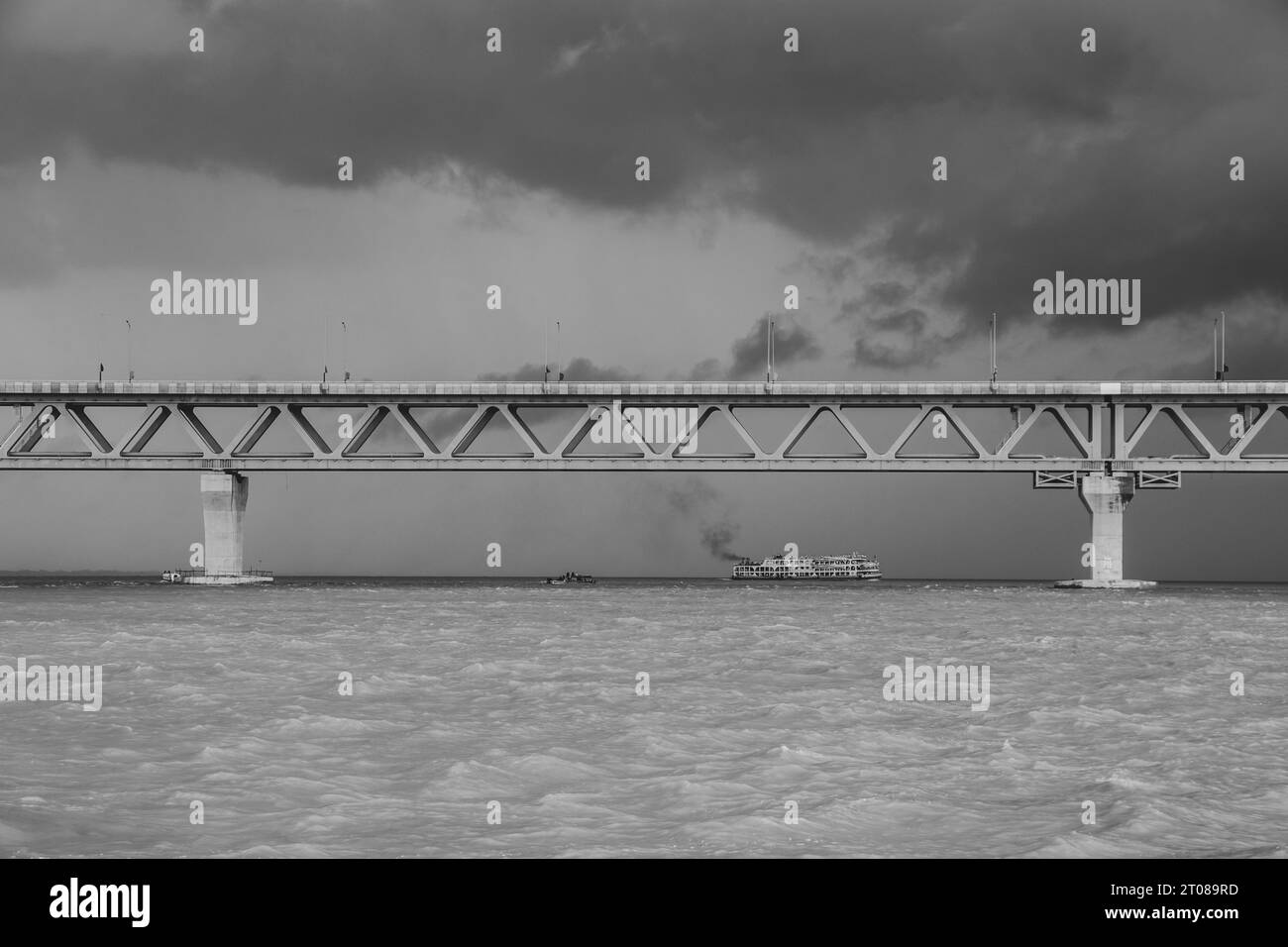 Photographie la plus étendue du pont Padma sous le ciel nuageux sombre, prise le 25 juin 2022, depuis la gare maritime de Mawa, au Bangladesh Banque D'Images