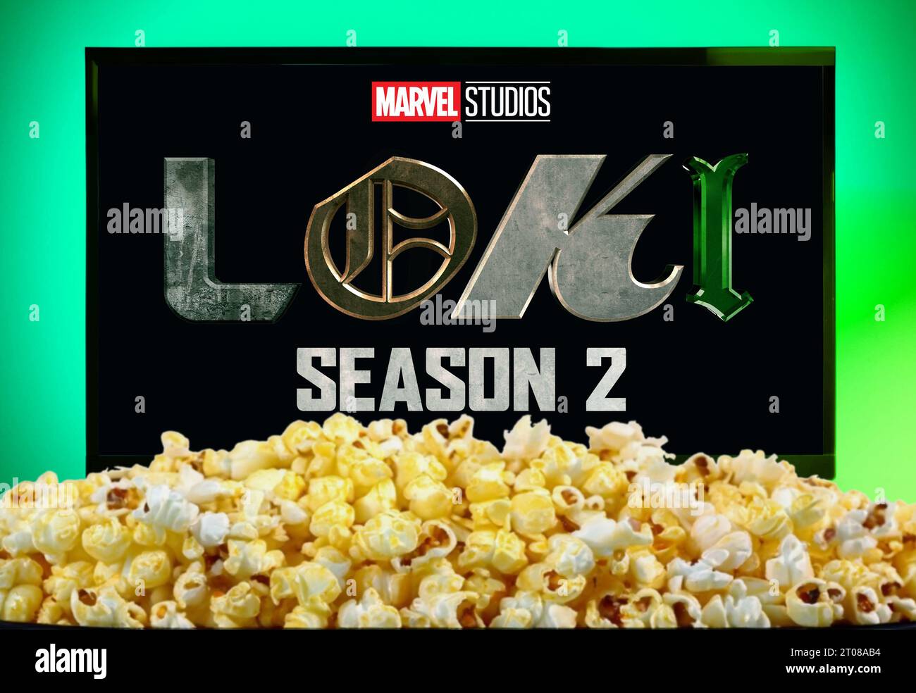 Buenos Aires, Argentine ; 10-02-2023, logo Loki saison 2 de Marvel Studios sur écran de télévision. Banque D'Images