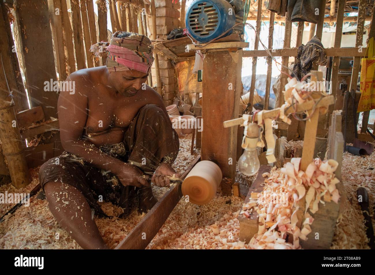 Un tourneur de bois au travail, Keshabpur, Jashore, Bangladesh. Banque D'Images