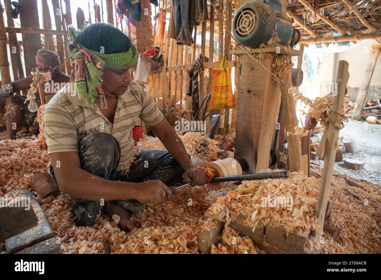 Un tourneur de bois au travail, Keshabpur, Jashore, Bangladesh. Banque D'Images