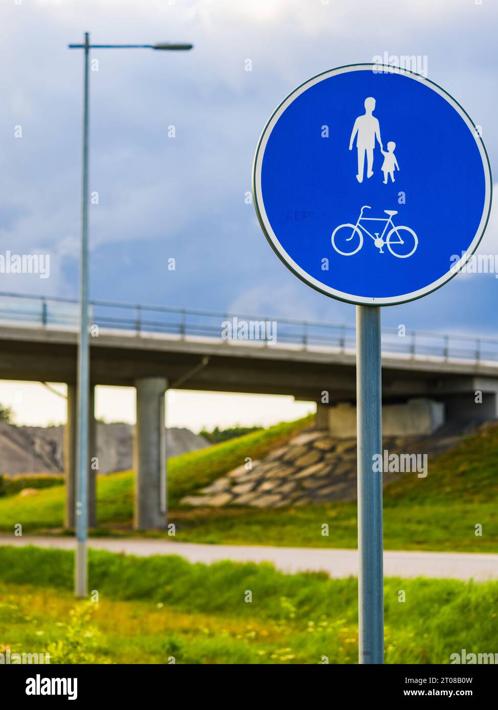 Vélo partagé circulaire et signe de marche de vélo et piéton marchant. Banque D'Images