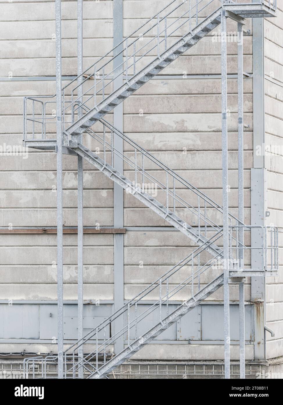 Escalier industriel dans la façade extérieure du bâtiment avec détail de tissu. Banque D'Images