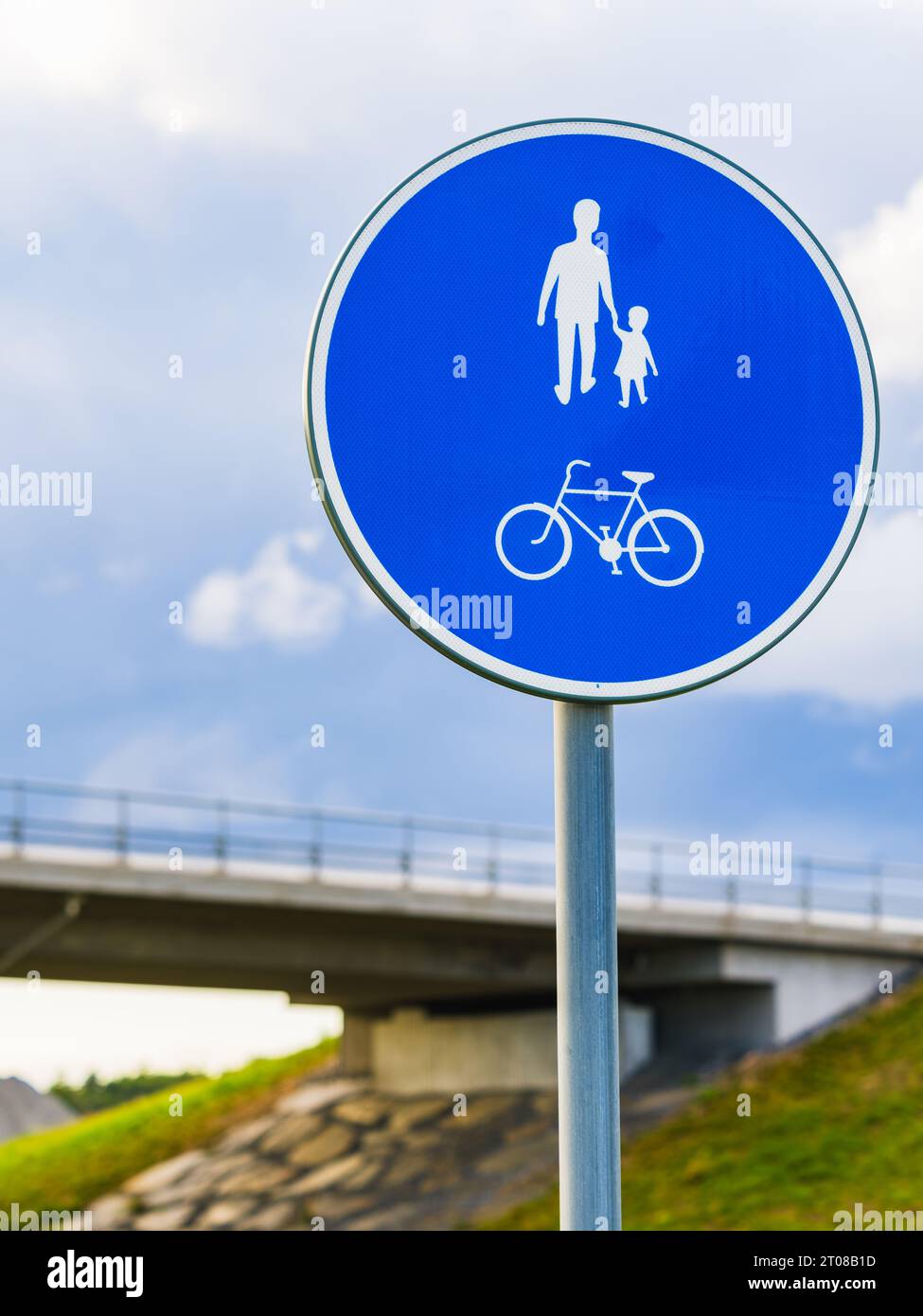 Vélo partagé circulaire et signe de marche de vélo et piéton marchant. Banque D'Images