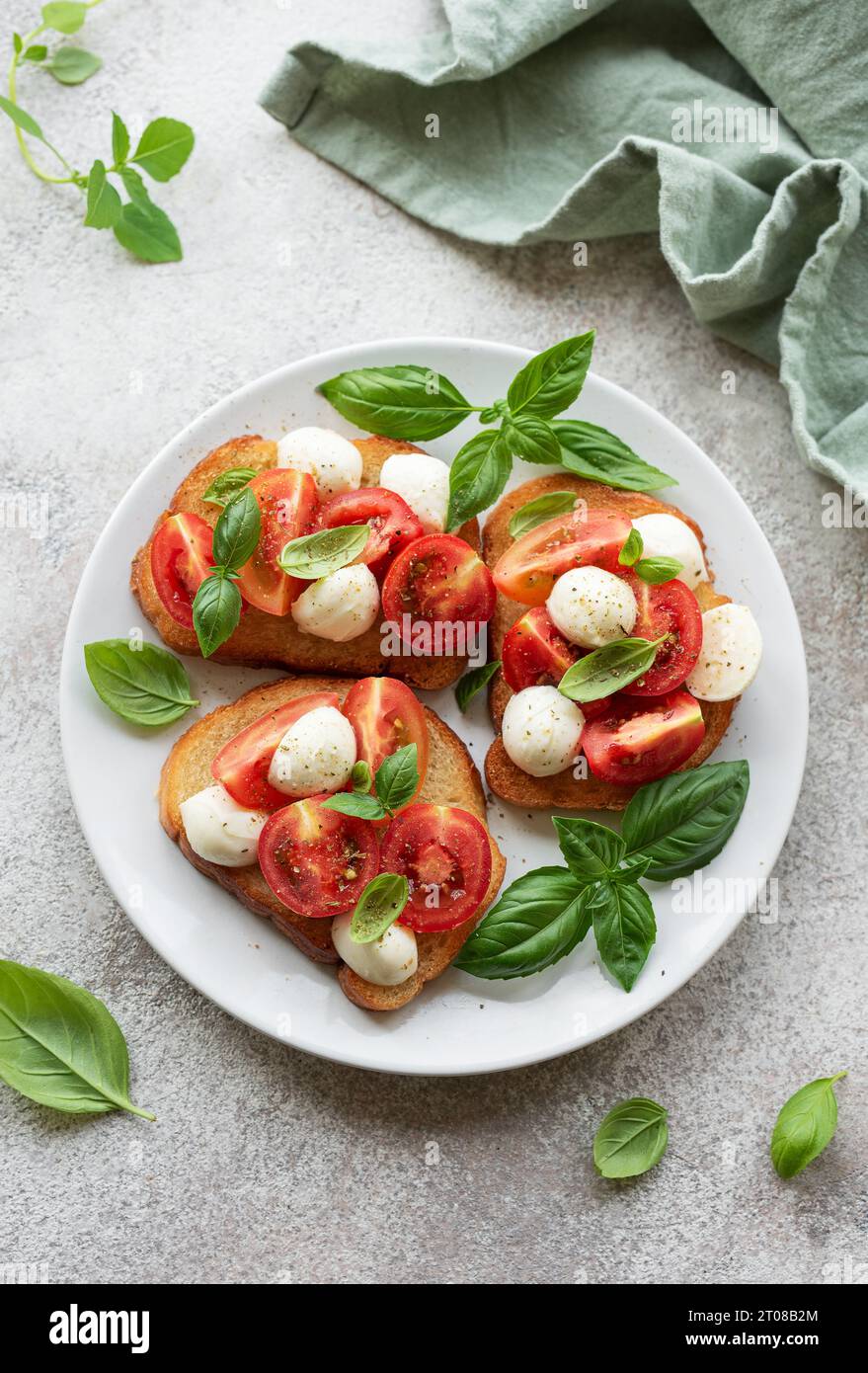 Salade Caprese aux tomates, mozzarella et basilic. Nourriture saine. Banque D'Images