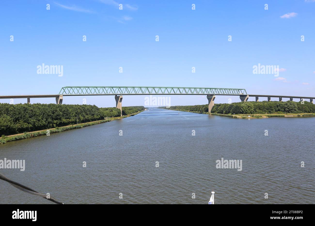 Le viaduc de Brunsbüttel est le plus long pont sur le canal de Kiel et l'un des plus longs ponts d'Allemagne, canal Baltique-Mer du Nord, Schleswig-Holstein Banque D'Images