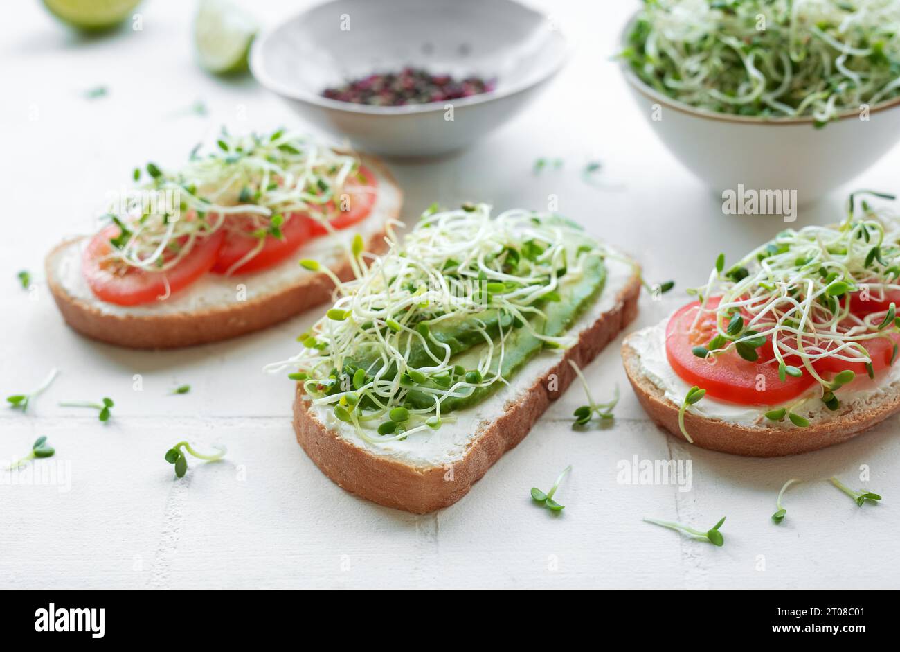 Manger sainement. Sandwichs avec tomates, avocat et microgreens frais. Banque D'Images