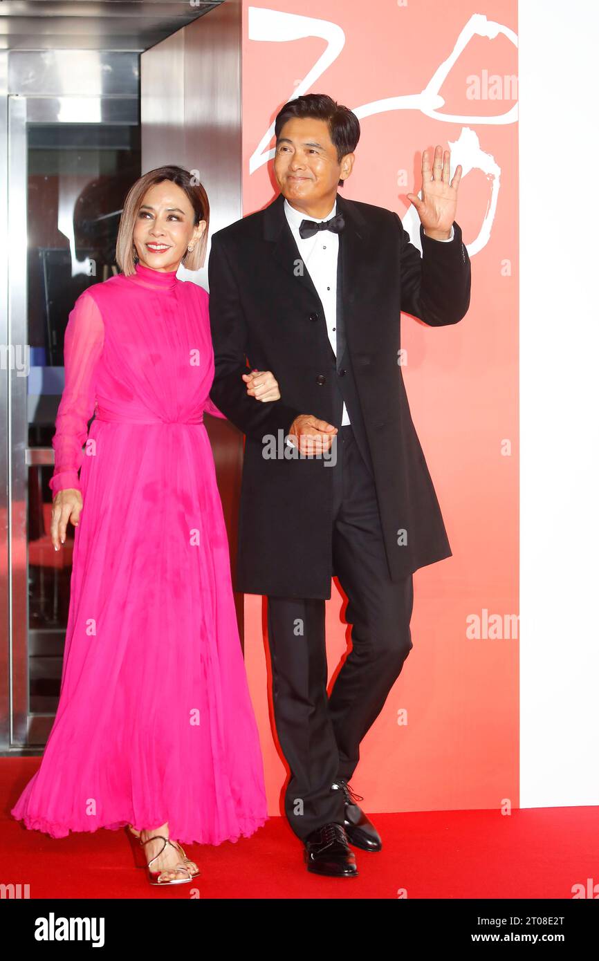 Busan, Corée du Sud. 04 octobre 2023. 4 octobre 2023-Busan, Corée du Sud-de gauche Producteur Jasmin Chow, acteur Yun Fat Chow passent au photocall lors du 28e Festival International du film de Busan Red Carpet Event au Busan Cinema Center à Busan, Corée du Sud (photo de Seung-il Ryu/NurPhoto) crédit : NurPhoto SRL/Alamy Live News Banque D'Images