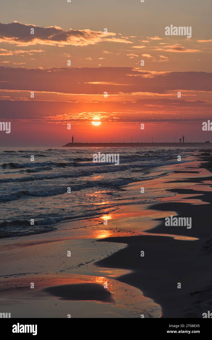 Paysage matinal coloré sur la mer Baltique polonaise. Lever de soleil sur la plage de Leba, Pologne. Banque D'Images