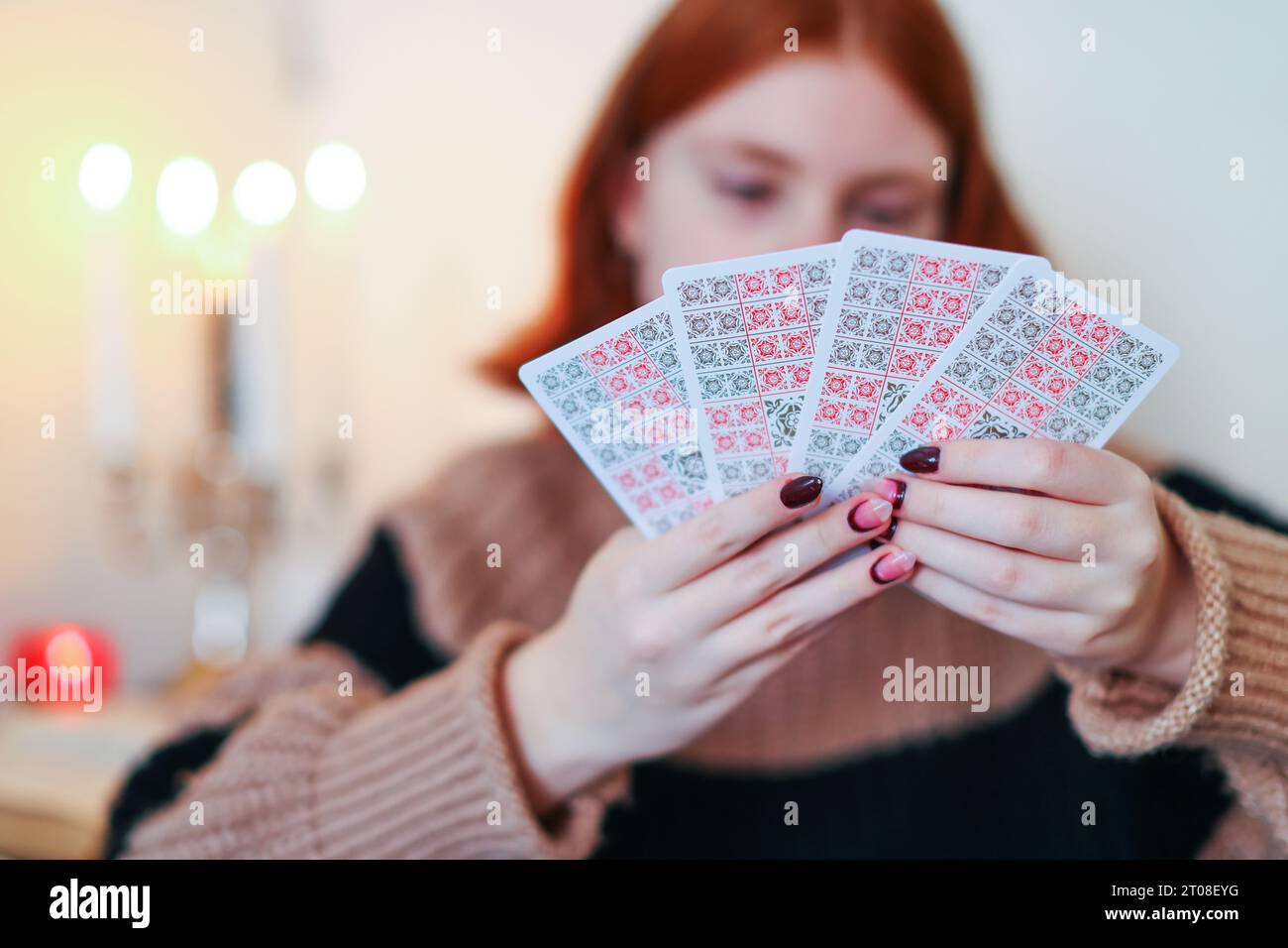 Jeune fille dans la pose de foulard tenant Tarot Cards photo Banque D'Images