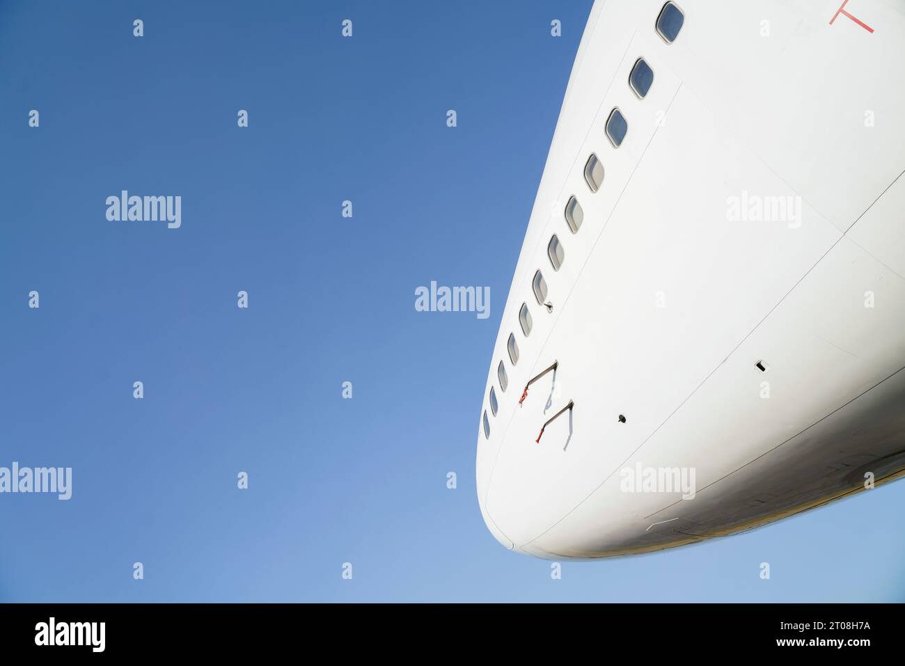 Un Boeing 747-400 jumbo jet contre un ciel bleu sur une piste à Kemble, Gloucestershire, Royaume-Uni Banque D'Images