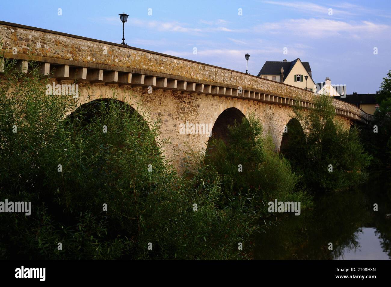 L'Alte Lahnbrücke (Vieux pont Lahn) sur la rivière Lahn dans le Limbourg an der Lahn, Hesse, Allemagne. Le pont routier en pierre voûté a été construit au début des années 1300, remplaçant une structure en bois antérieure, et a joué un rôle déterminant dans la création de la prospérité du Limbourg. Banque D'Images